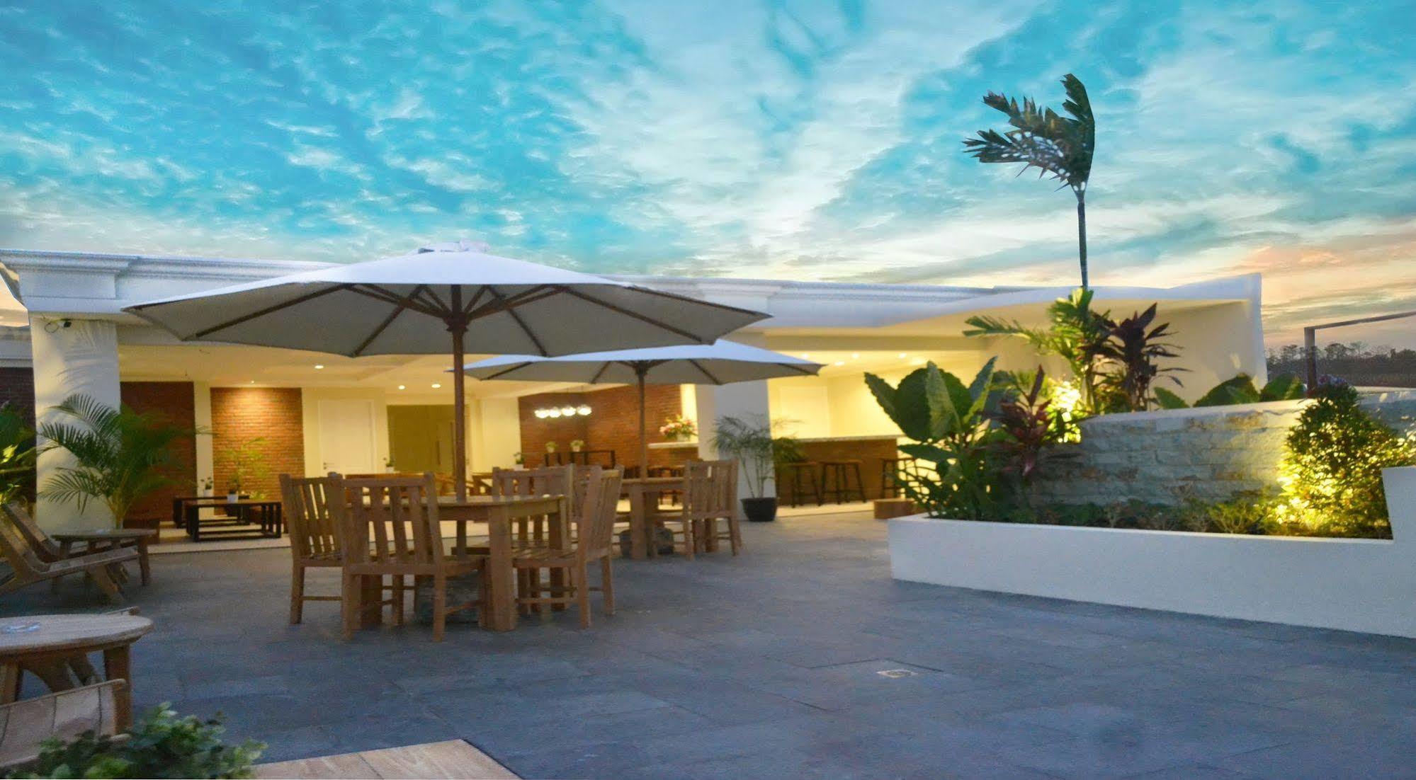 Amalfi Hotel Seminyak Exterior foto